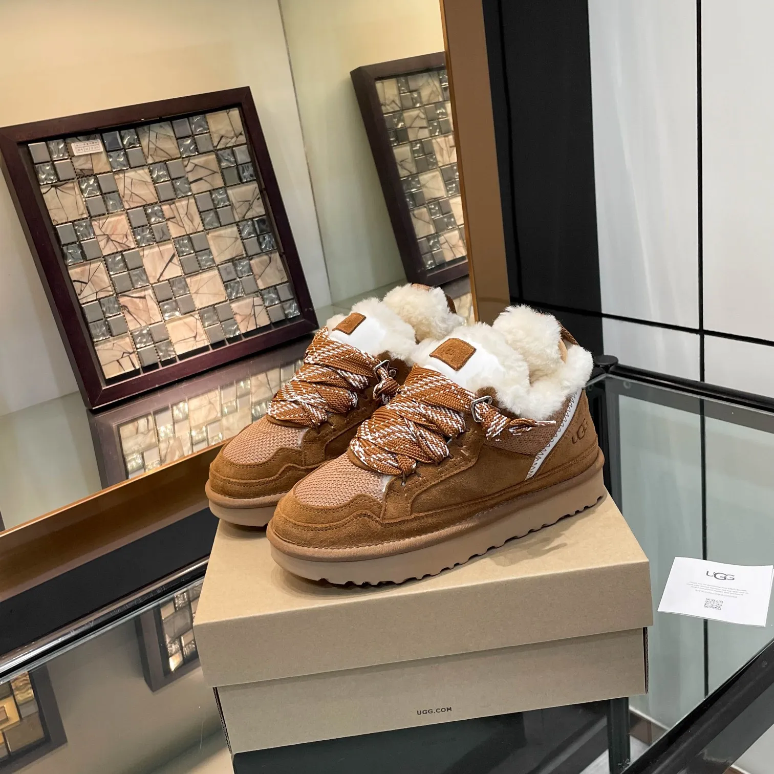 Men's shoes for P580! UGG~25vs popular platform thick-soled casual shoes series... [Round-toe thick-soled casual shoes] A shoe that does not clash with shirts, simple partition design ➕ spotted outsole, silk curls on the upper, a must-have for autumn and winter, can be worn with any pants or skirt, very comfortable and beautiful on the feet... ❶Material: Original customized cow ➕Breathable mesh ❷Inner lining: Original customized wool ❸ Foot pads: Original customized sheepskin ❹Outsole: Original molded wear-resistant velvet foam outsole ❺Number of codes: 35-41 ❻Packaging: Original full set of packaging ☀Color: Official website updated simultaneously